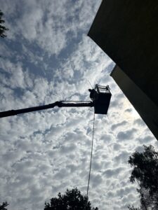 Feinstaubablagerungen an einer Gebäudefassade und deren Auswirkungen auf Material und Optik