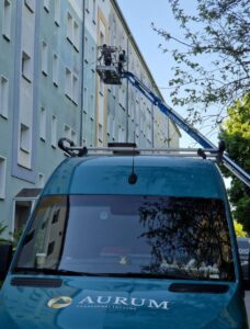 Saubere und gepflegte Gebäudefassade als Zeichen für Werterhalt, professionelle Fassadenreinigung und langfristige Immobilienpflege.