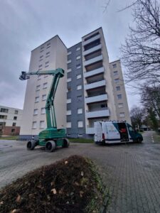 Gepflegte und saubere Hausfassade als sichtbares Zeichen für Wohnqualität, Mieterzufriedenheit und Werterhalt der Immobilie.