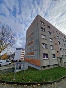 Saubere Fassadenreinigung an einer Wohn- oder Gewerbeimmobilie als Entscheidungshilfe zwischen Reinigung und Sanierung.