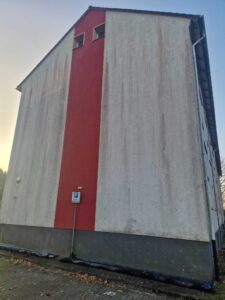 Gepflegte Fassaden mit unterschiedlichen Materialien wie Putz, Klinker, Glas und Metall an einer Immobilie.