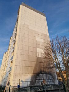 Immobilienfassade unter Einfluss von Regen, Sonne, Frost und Luftverschmutzung.
