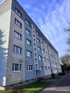Gepflegte Hausfassade als Beispiel für regelmäßige Fassadenreinigung und langfristigen Werterhalt.